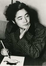 長谷川町子、サザエさんを描く (C)長谷川町子美術館