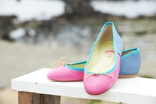 蛭子能収バレエシューズ「私はバカになりたい Je veux devenir un idiot」 （写真：水谷伸之）