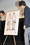 中村光が描いた似顔絵をまじまじと見つめる森山未來（左）と星野源（右）。