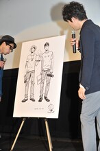 中村光による似顔絵を食い入るように眺める2人。
