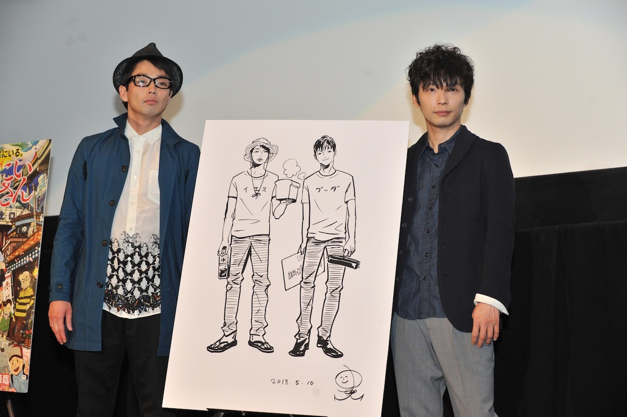 中村光が描いた似顔絵パネルとの撮影に応じる森山未來（左）と星野源（右）。