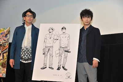 中村光が描いた似顔絵パネルとの撮影に応じる森山未來（左）と星野源（右）。