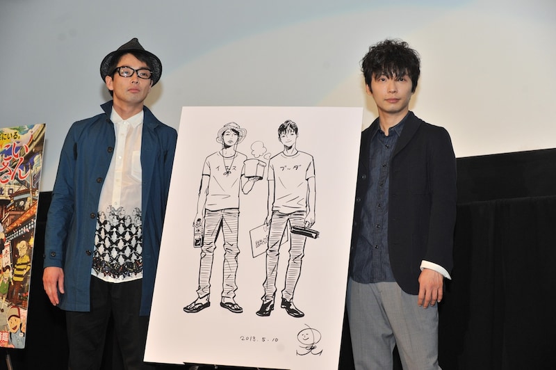 中村光が描いた似顔絵パネルとの撮影に応じる森山未來（左）と星野源（右）。