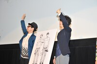 テレビカメラに手を振る森山未來（左）と星野源（右）。