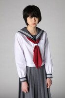 山下リオ演じる盛重亜梨紗。水希のクラスメイト。クラスでいじめられているが、それをノートに逐一記録している。バスの転落後、これまでの力関係を一気に逆転しようとする。少女マンガを描くことが趣味。(C)すえのぶけいこ／講談社「別冊フレンド」 (C)「リミット」製作委員会