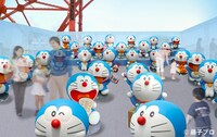 80体の等身大ドラえもんが来場者を迎える。