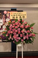 会場には速水真澄から贈られた、紫のバラが飾られていた。