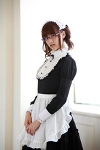 幻蜂家のドジでおっちょこちょいなメイド・リン役を演じる山本美月。(C)2014 枢やな／スクウェアエニックス (C)2014 映画「黒執事」製作委員会