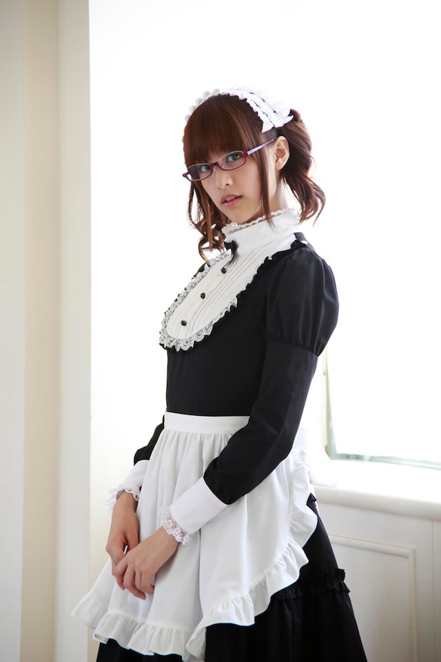 幻蜂家のドジでおっちょこちょいなメイド・リン役を演じる山本美月。(C)2014 枢やな／スクウェアエニックス (C)2014 映画「黒執事」製作委員会