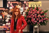 会場には大都芸能の速水真澄から紫のバラの花束も到着。高見沢は「バラが大好きなので、できることならば紫のバラの人（役）がやりたい」と語った。