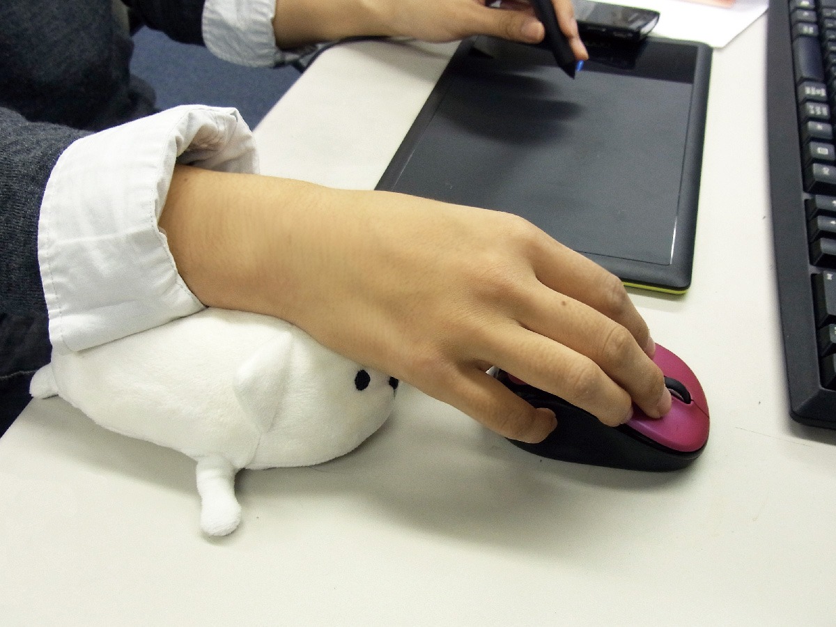 「きのこいぬ 低反発ハンドレスト」の使用例。(C)AOBOSHI KIMAMA