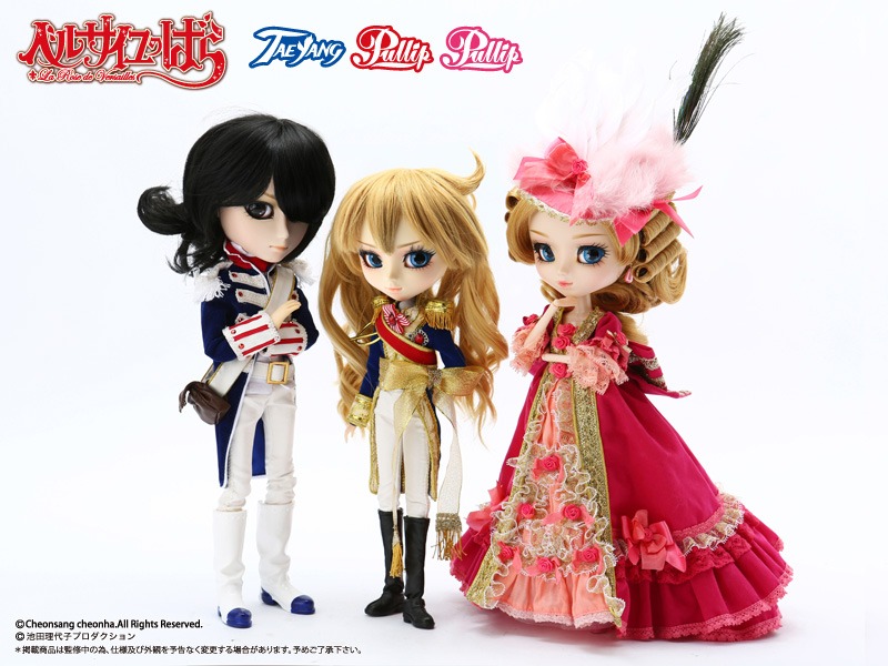 （右から）マリー・アントワネット、オスカル・フランソワ、アンドレ・グランディエのドール。(C)Cheonsang cheonha.All Rights Reserved. (C)池田理代子プロダクション