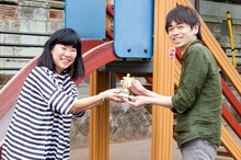 木下晋也（右）の作品に感動した証として、トロフィーを手渡すよしもとばなな（左）。