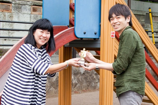 木下晋也（右）の作品に感動した証として、トロフィーを手渡すよしもとばなな（左）。