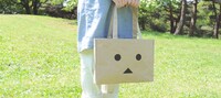 「ダンボーのトートバッグ」の使用例。(C)KIYOHIKO AZUMA / YOTUBA SUTAZIO