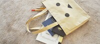 「ダンボーのトートバッグ」の使用例。(C)KIYOHIKO AZUMA / YOTUBA SUTAZIO