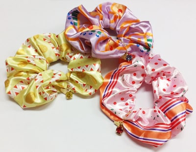 「キングダム」の女性キャラクター、河了貂、羌瘣、楊端和をそれぞれイメージしたシュシュ。