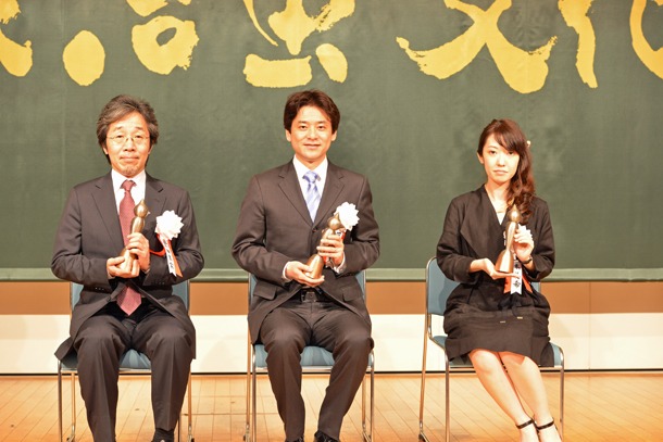 受賞者一同。左から業田良家、原泰久、山本美希。
