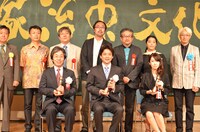 受賞者（前列）と関係者一同。