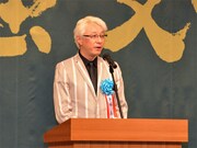 来賓の手塚眞。