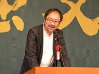 選考委員のブルボン小林。