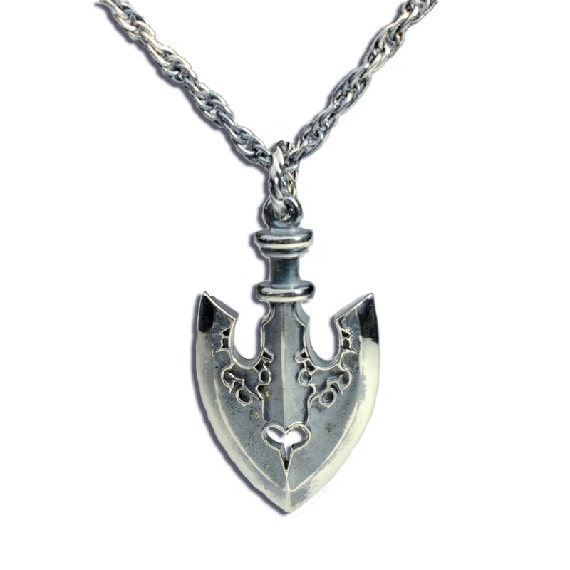 「鏃大ネックレス」(c)LUCKY LAND COMMUNICATIONS / SHUEISHA