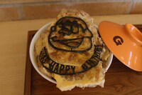 海苔のデザインがリニューアルされた「ジャイアンとカツ丼 バースデーバージョン」。1000円。(C)Fujiko-Pro