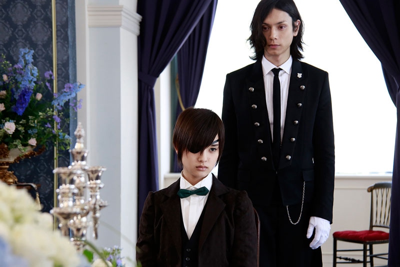 映画「黒執事」より、水嶋ヒロ演じるセバスチャンと、主人・幻蜂汐璃を演じる剛力彩芽。(C)2014 枢やな／スクウェアエニックス (C)2014 映画「黒執事」製作委員会