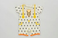 「ロンパース＆スタイ（ブローノ・ブチャラティ）」のロンパース。(c)荒木飛呂彦＆LUCKY LAND COMMUNICATIONS／集英社