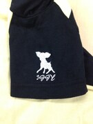 「ロンパース＆スタイ（イギー）」のロンパース左肩には刺繍が入っている。(c)荒木飛呂彦＆LUCKY LAND COMMUNICATIONS／集英社