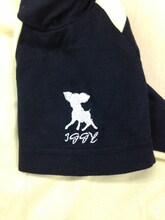 「ロンパース＆スタイ（イギー）」のロンパース左肩には刺繍が入っている。(c)荒木飛呂彦＆LUCKY LAND COMMUNICATIONS／集英社