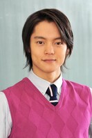 窪田正孝演じる五十嵐亘。クラスの副担任。交流キャンプに同行する予定だったが、風邪をひき学校に残ることに。体調も悪い中、聞き間違いによりクラスが無事キャンプ場に到着したと報告してしまう。つじを合わせようと焦り、事態を更に複雑にする。(c)すえのぶけいこ／講談社「別冊フレンド」(c)「リミット」製作委員会