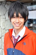 鈴木勝大演じる日向晴明。主人公・水希のクラスメイトで、水希が辞めるまでは同じ水泳部だった。全国大会に出場するほどの実力があり、性格も前向きでクラスの女王的存在・さくらにも思いを寄せられている。 交流キャンプの前、水希に最終日夜時間を作っほしいとメールするが……。(c)すえのぶけいこ／講談社「別冊フレンド」(c)「リミット」製作委員会