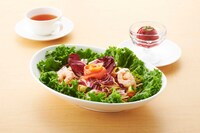 オリーブハウスで提供される、「ガラスの仮面風 夏野菜の冷製スパゲティセ ット」1280円。紫のバラをイメージした、夏野菜の冷製スパゲティとカシスシャーベット、ドリンクのセットメニュー。