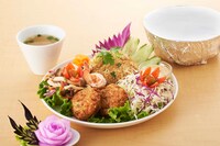 「タイフード ペンシーズ キッチン」で提供される、「紫のバラのひとに逢いタイ♡」1580円。紫のバラに見立てたとある食材が使用されている。