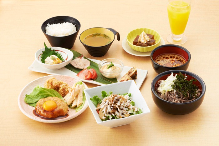 鶏匠庵で提供される「紅天女御膳」1680円。ディナータイムには「紅天女コース」2480円が登場する。美肌作りにうれしい、大豆イソフラボンを含む豆腐や湯葉、天然コラーゲン豊富な名古屋コーチンを使った女性に優しいメニューだ。