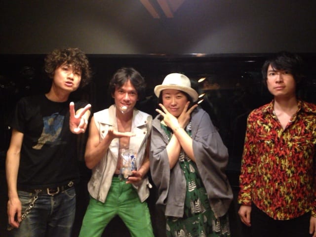 久保ミツロウと忘れらんねえよの3人。