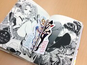 「エニデヴィ」1巻の初回版に封入されているしおり。エニエルとデヴィエラが表と裏に描かれている。