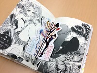 「エニデヴィ」1巻の初回版に封入されているしおり。エニエルとデヴィエラが表と裏に描かれている。