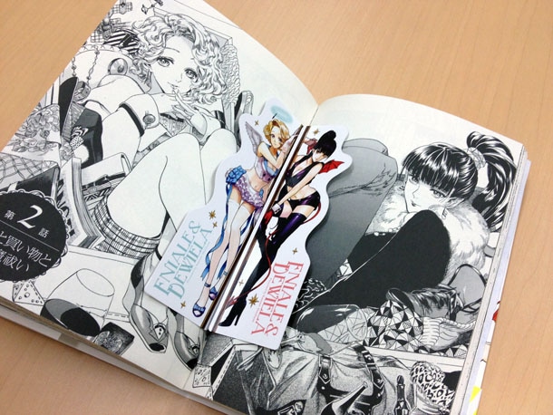 「エニデヴィ」1巻の初回版に封入されているしおり。エニエルとデヴィエラが表と裏に描かれている。