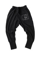 キラークイーンのサルエルパンツ。(c)荒木飛呂彦＆LUCKY LAND COMMUNICATIONS／集英社