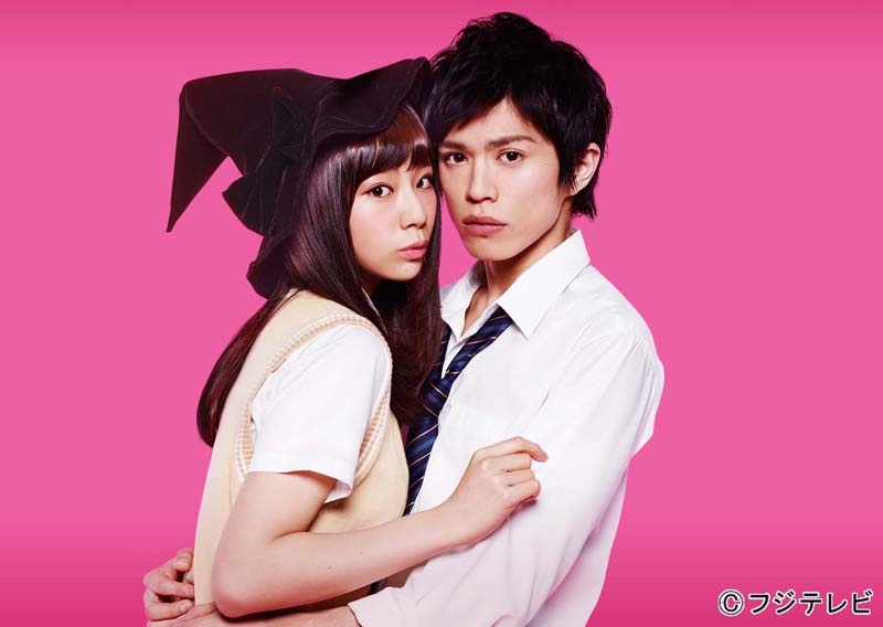 ドラマ「山田くんと7人の魔女」で白石うららを演じる西内まりや（左）と、山田竜を演じる山本裕典（右）。