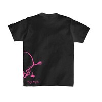 三宅乱丈による新作Tシャツ「ぷりぷり」のバック。（ブラック）