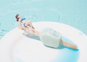 「コップのフチ子 ポストカードブック」より。(c)タナカカツキ2013/KITAN CLUB