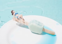 「コップのフチ子 ポストカードブック」より。(c)タナカカツキ2013/KITAN CLUB