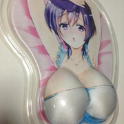 メロンブックスの一部店舗で配布される、優子さんの「おっぱいマウスパッド」。