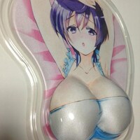 メロンブックスの一部店舗で配布される、優子さんの「おっぱいマウスパッド」。