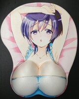 メロンブックスの一部店舗で配布される、優子さんの「おっぱいマウスパッド」。