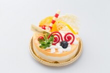 イベントで販売される「革とアラタのケーキ」。 (C)渡瀬悠宇・小学館／アラタカンガタリ製作委員会