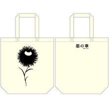「惡の華」トートバッグ（華柄白）。価格は2100円。(c)押見修造・講談社／「惡の華」製作委員会